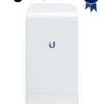 UBIQUITI NANOSTATION LOCOM2 - Radio con antena integrada Airmax 2.4GHz para uso en exteriores con tecnología MIMO. Cuenta con un panel de antena de 8 dBi y una potencia de transmisión de 23 dBm, ofrece un rendimiento de hasta 150 Mbp