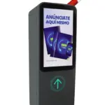 ZKTECO BG-LCD100L/R (4m) - Barrera Vehicular con Brazo Recto 4m, Pantalla LCD TFT 21.5", Software ZKBioMedia para Publicidad Motor Brushless, Velocidad Ajustable 0.6s~3s, Configuración mediante App ZKEasyGo vía Wi-Fi Local