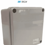 SBE TECH OP10010080 - Caja plástica con tapa opaca de 10x10x8 cm multiusos con grado de protección IP66, fabricada en material autoextinguible y resistente a la abrasión