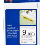 Etiqueta blanca continua laminada con adhesivo super resistente BROTHER TZES221 - de 9 mm de ancho x 8 mts de largo. Impresión en negro.