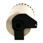 Etiqueta blanca de papel BROTHER DK2243 de 101 mm de ancho x 30.4mts de largo. Impresión en negro.