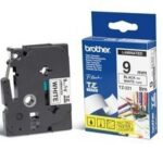 Etiqueta blanca continua laminada BROTHER TZE221 - de 9 mm de ancho x 8 mts de largo. Impresión en negro.