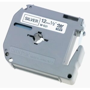 Etiqueta plata continua plástica no laminada BROTHER M931 - de 12 mm de ancho x 8 mts de largo. Impresión en negro.