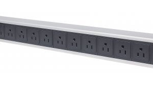 INTELLINET 713955 Barra multicontactos vertical con 12 salidas - Contactos tipo NEMA - control y protección: interruptor neumático sencillo, cable 1.6 mts