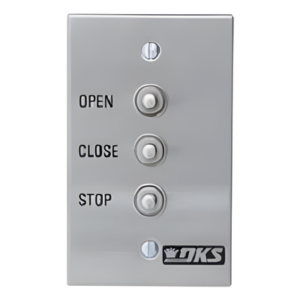 DKS DOORKING 1200-007 – Botonera de control triple / Portones abatibles y corredizos / 12-24 VAC/VDC / 4.5' x 2.813' / -10°F a 145°F / Interior