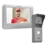 HIKVISION DS-KIS203-T – Kit de Videoportero Analógico / Pantalla LCD 7" / Resolución 800x400 / Cámara Pinhole 720x576 @ 30 fps / Ángulo 98° / IP65 / Expandible 3 Monitores y 2 Frentes de Calle