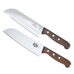 VICTORINOX 6.8520.17G/P – Set de 2 Cuchillos Santoku / Hoja 17 cm / Mango de Madera / Acero Inoxidable / Fabricación Suiza