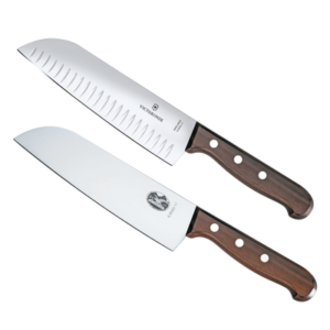 VICTORINOX 6.8520.17G/P – Set de 2 Cuchillos Santoku / Hoja 17 cm / Mango de Madera / Acero Inoxidable / Fabricación Suiza