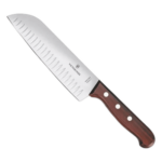 VICTORINOX 6.8520.17G – Cuchillo Santoku / Hoja 17 cm / Filo con Alvéolos / Mango de Pino Modificado / 0.103 kg / Fabricación Suiza