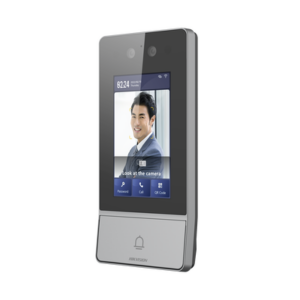 HIKVISION DS-KV9503-WBE1 – Videoportero IP 2 Megapixel / Llamada y Apertura Remota desde App Hik-Connect / Reconocimiento Facial / Panel touch 4.3"/ Exterior IP65 + Antivandalico IK08 / Botón mecanico de llamada / PoE / 1 Departamento / Apertura con Tarjeta, Codigo PIN